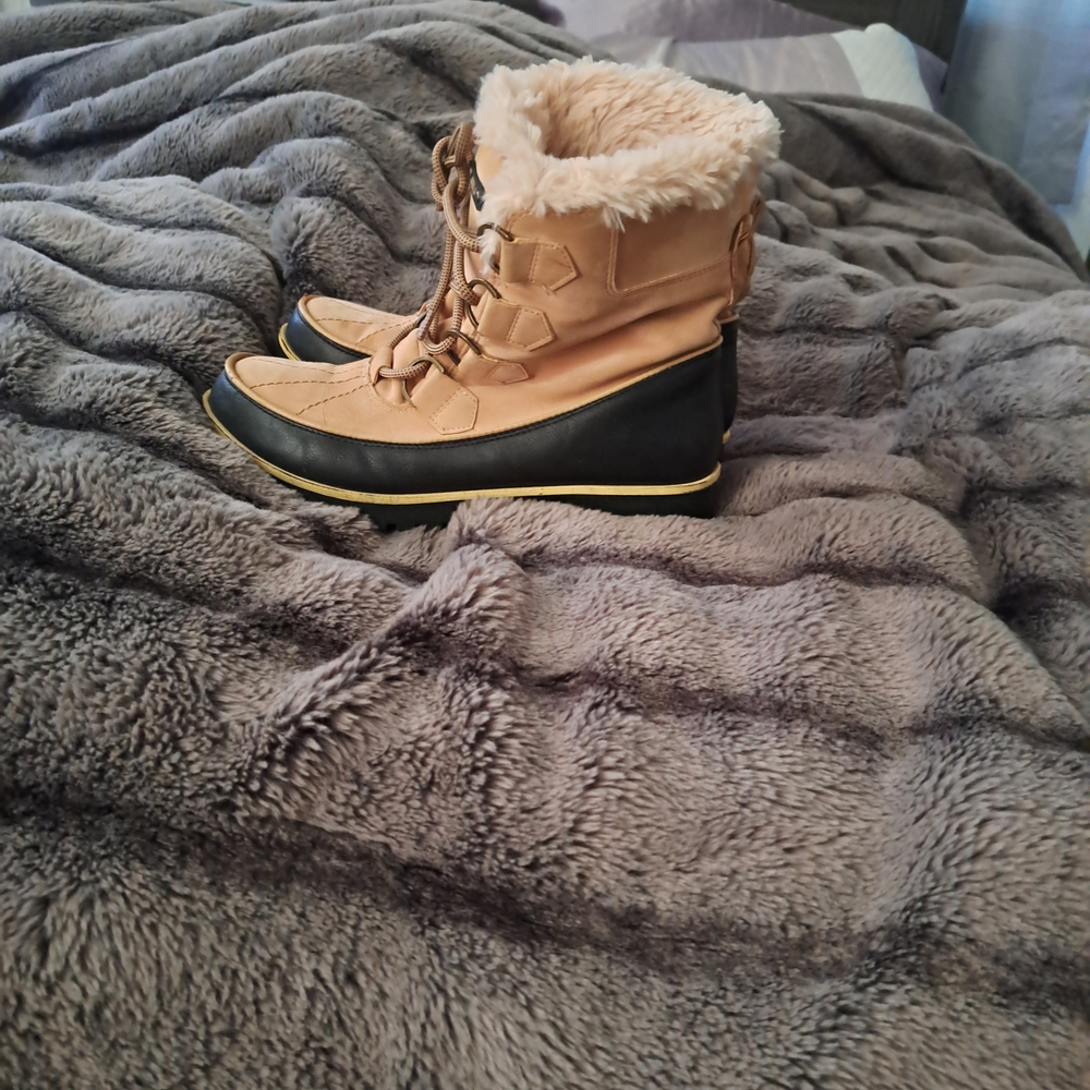 Jambu Tan and Black Winter Boots